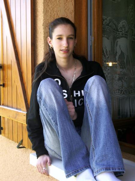 ma soeur qui pose pour  VOICI mdr